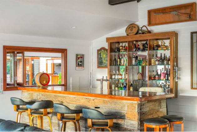 Tamborine Mountain country estate with a bar